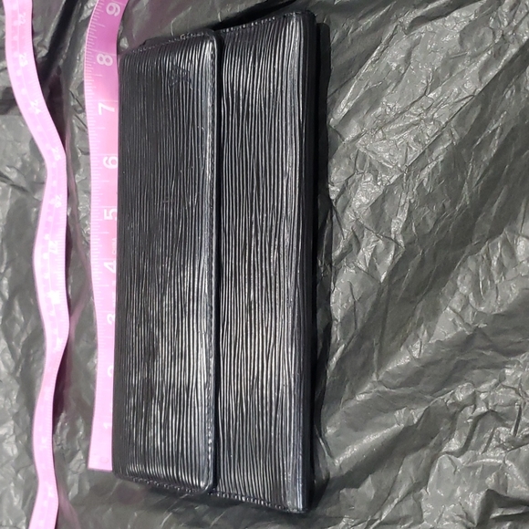 FINAL SALE Louis Vuitton epi wallet - Picture 2 of 11